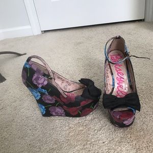 Betsey Johnson floral bow wedges 6.5